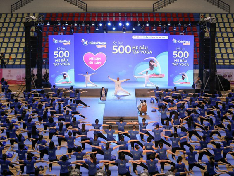 2-000-me-bau-tap-yoga-truc-tuyen-xac-lap-ky-luc-viet-nam