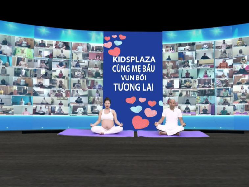2000-me-bau-da-san-sang-lap-ky-luc-tap-yoga-truc-tuyen