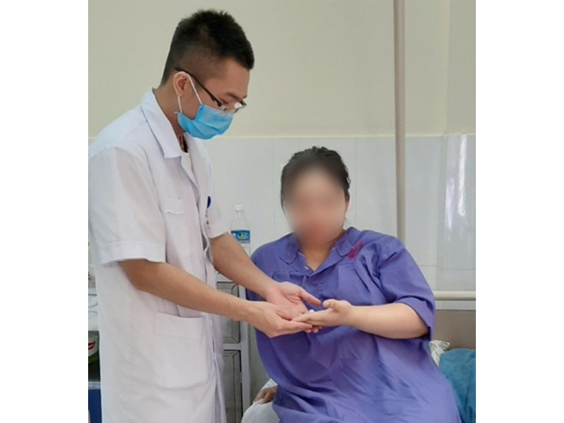 bac-si-cang-thang-giup-thai-phu-nang-152-kg-sinh-con-o-quang-ninh