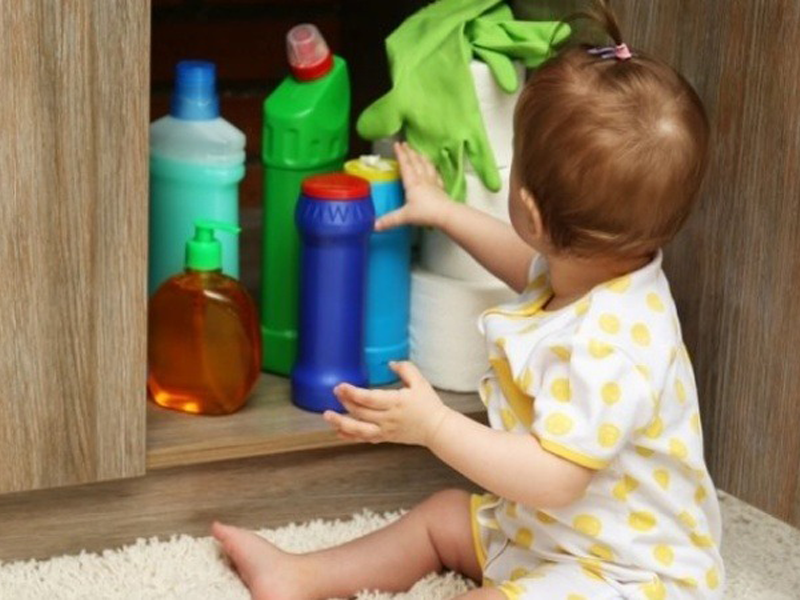 be-2-tuoi-loet-da-day-nang-vi-uong-phai-nuoc-tay-bon-cau