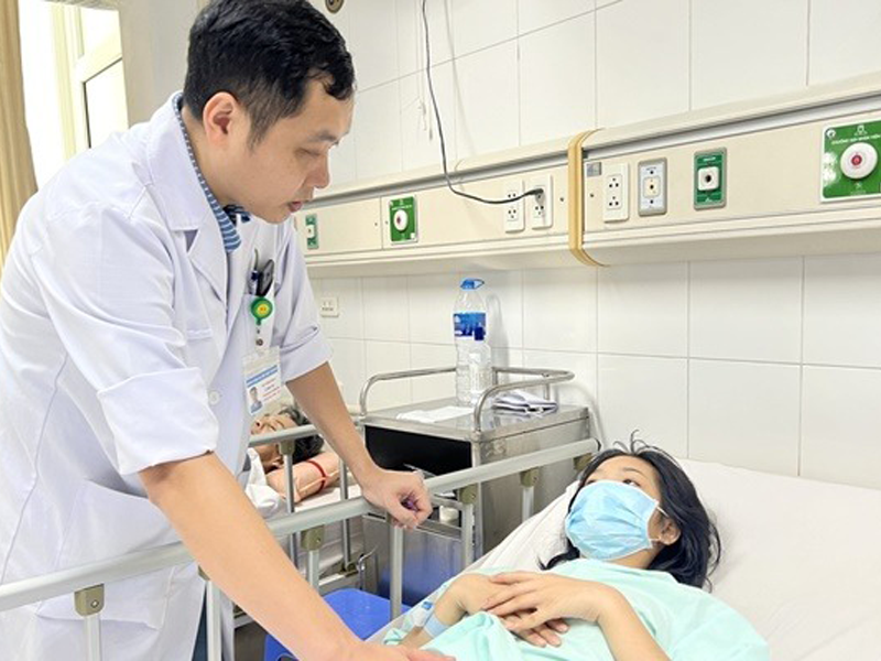 dau-bung-sau-an-pho-nguoi-phu-nu-ha-noi-bi-thung-ruot