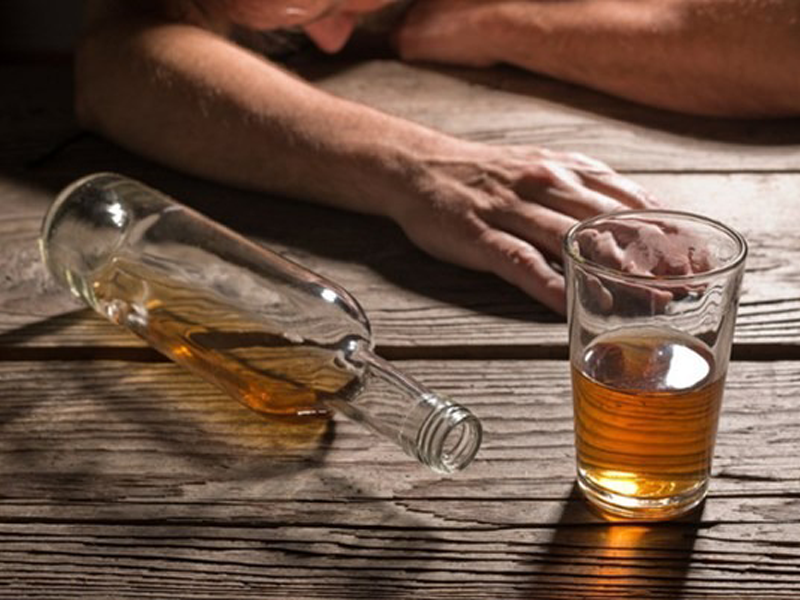 nguoi-dan-ong-ha-noi-tu-vong-vi-uong-phai-ruou-gia