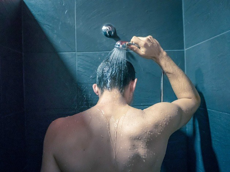 nguoi-dan-ong-khoe-manh-dot-quy-do-tam-nuoc-lanh-sau-khi-tap-the-duc