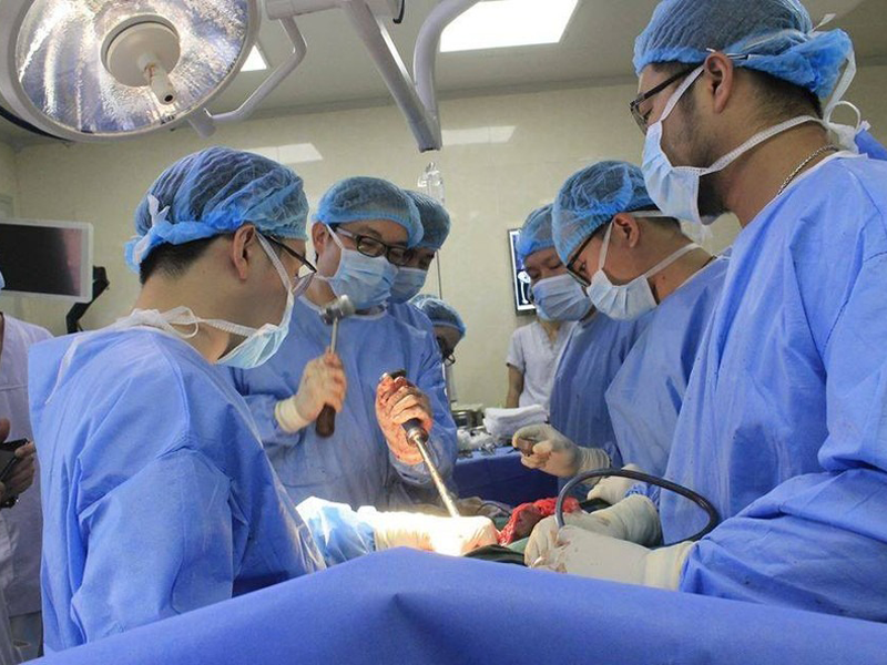 nguoi-dan-ong-thap-nghieng-trai-qua-cuoc-phau-thuat-chua-tung-co