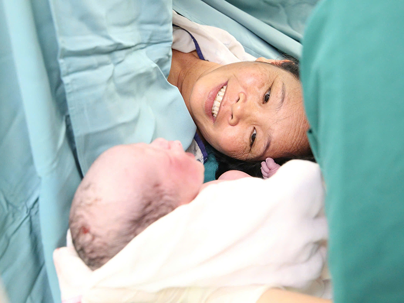 nguoi-phu-nu-52-tuoi-de-va-nuoi-con-bang-sua-me