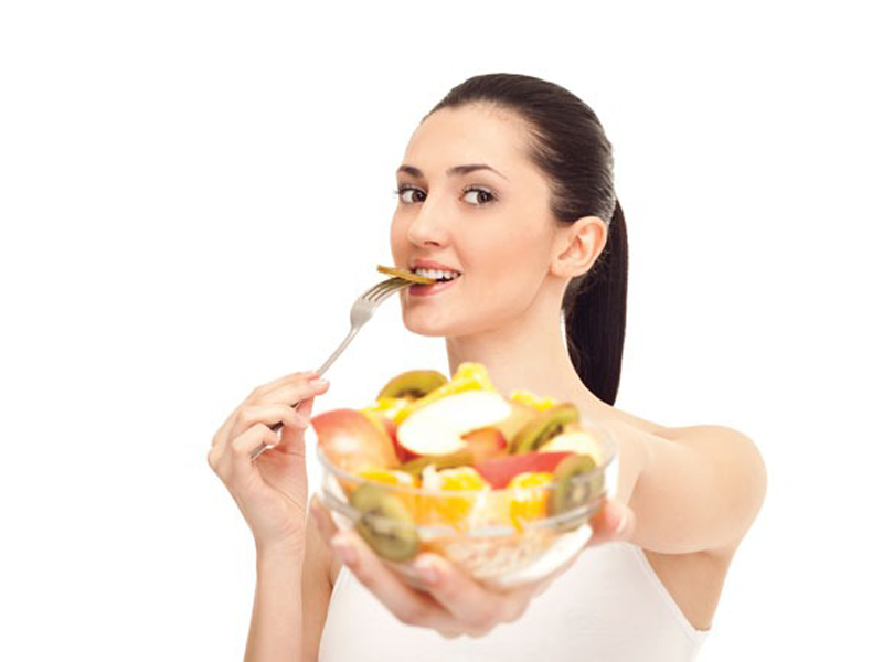 tranh-cai-an-hoa-qua-truoc-hay-sau-bua-com-da-co-cau-tra-loi