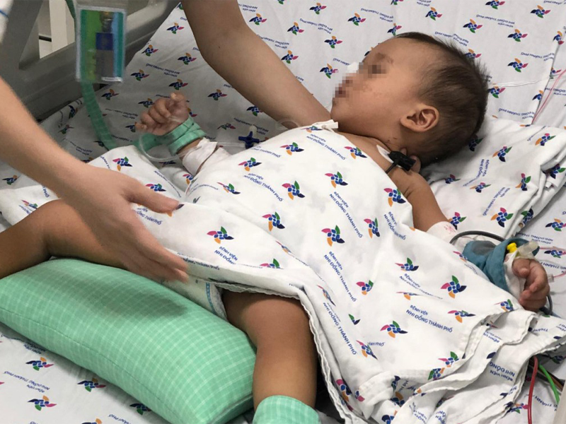 uong-nham-dau-hoa-trong-chai-coca-be-15-thang-phai-tho-may